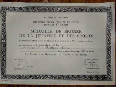凯旋世界勋赏（第21期冬季大拍）（欢迎送拍）（对拍品有疑问请询问客服，不接受到手刀，出价默认拍品品相。请认真阅读拍卖规则！出价默认已认可！）（收到货请录制开箱视频，无视频概不处理问题。） - 1976年法国生活质量、青年与体育部颁发的青年与体育铜质奖章证书，是国家级体育荣誉表彰凭证