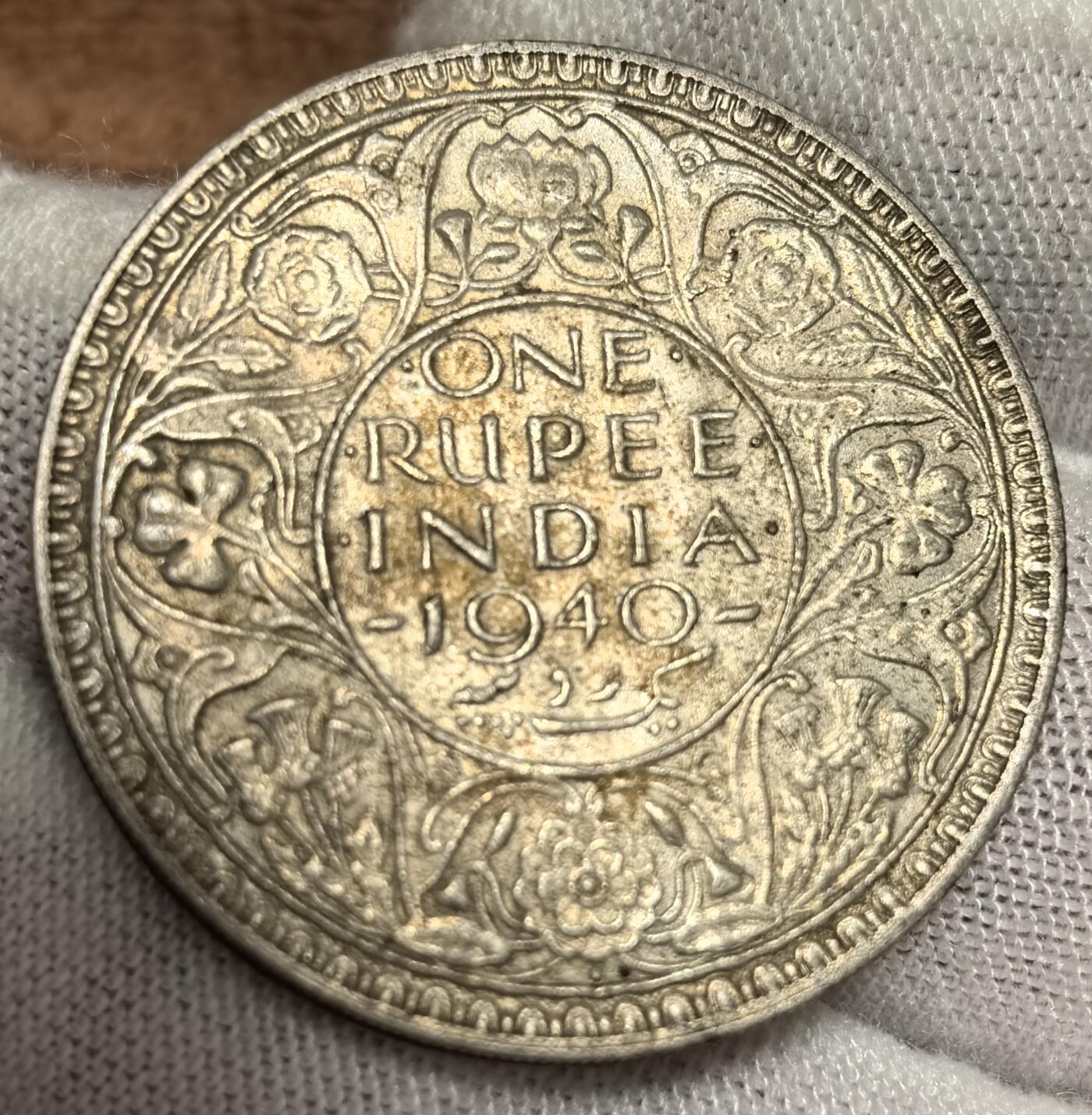 外国优质银币非洲美洲币，周六九点倒数截拍，满百包邮，持续收拍 英属1940 年印度乔治六世 1 卢比银币，11.66克纯银价100元含殖民历史印记，币面饰花卉纹样，带岁月包浆，兼具二战时期货币史价值与殖民钱币收藏属性