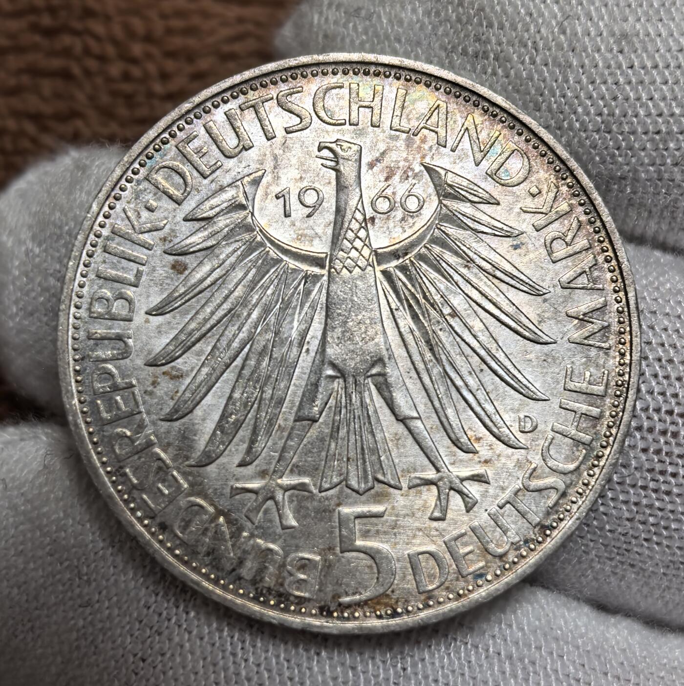 外国优质银币非洲美洲币，周六九点倒数截拍，满百包邮，持续收拍 西德1966 年莱布尼茨诞辰 320 周年 5 马克银币11.2克纯银价126元，正面是学者莱布尼茨像，背面饰联邦鹰徽，纪念知名哲学家，主题小众且设计精细，是西德纪念币中文化价值突出的品种。