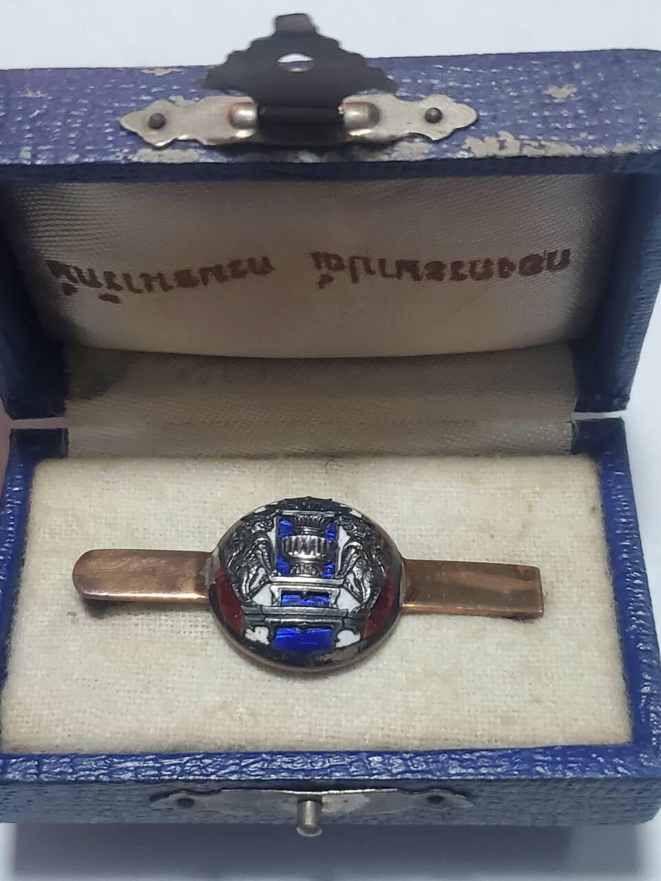韵星假日拍卖第三十六期 -- Rimey Holidays Auction 36 泰王国拉玛9世初期（颂堪和其后20年）银制首相办公室证章带原盒 颁发给为首相服务的人士 多为高级官员 整体银珐琅 表面标志也为银 后不做生产 高级少见类证章 原盒很难找