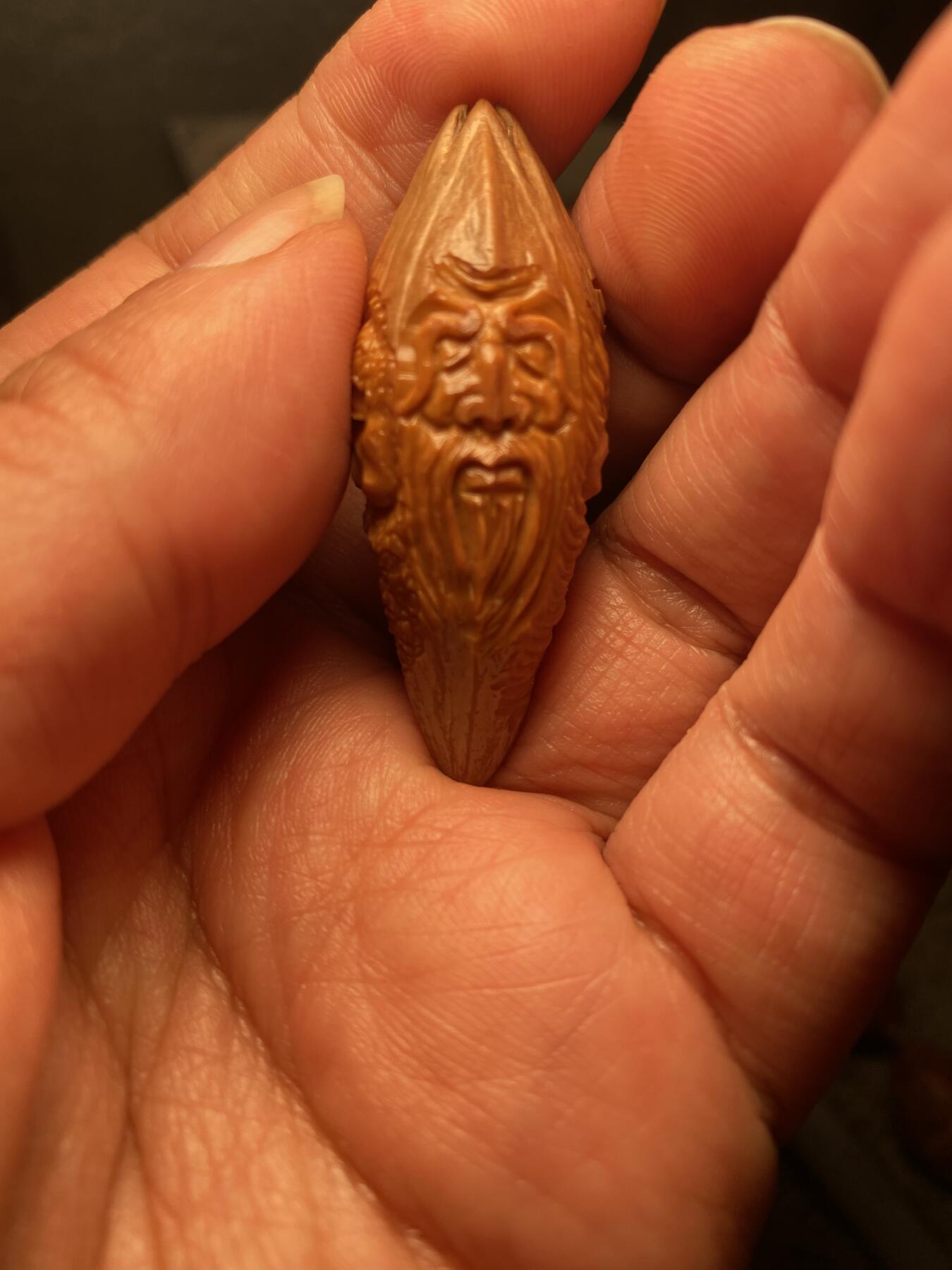 苏工名家王红秋个人作品展示 福利苏工核雕，纯手工雕刻，四花梅林大核群仙会，个性十足，等待有缘人，市场无同款，尺寸2。2x5。0喜欢的来