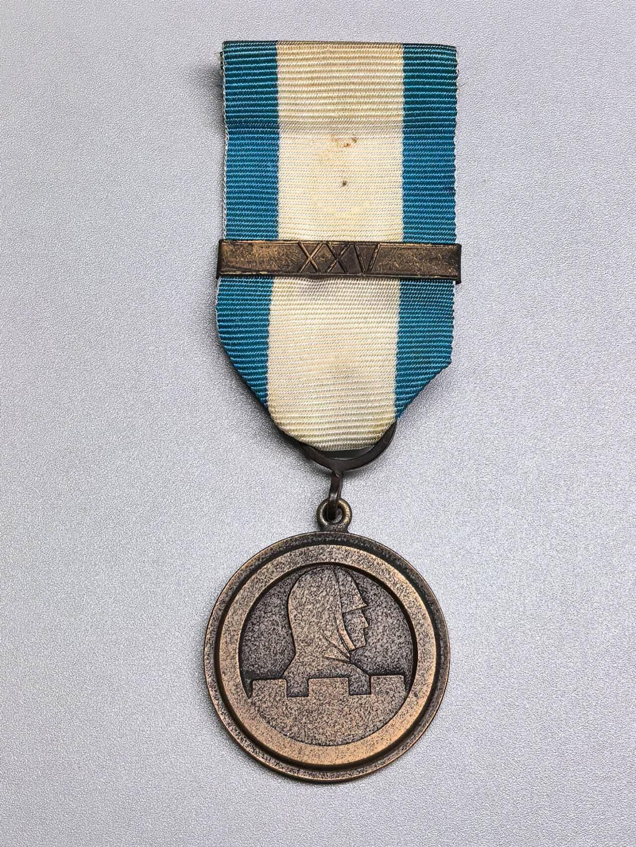 小驴勋章奖章收藏1月10日周六晚六点拍卖（珍爱和平，收藏战争，铭记历史，勿忘国耻，忠党爱国。有偿代拍，送拍规则在简介最后，参拍须阅读规则后再参拍，关系到运费包装发货时效真假辨别等关键信息，拍卖时不再发原图，看大图店主微信码在拍卖店铺介绍里）