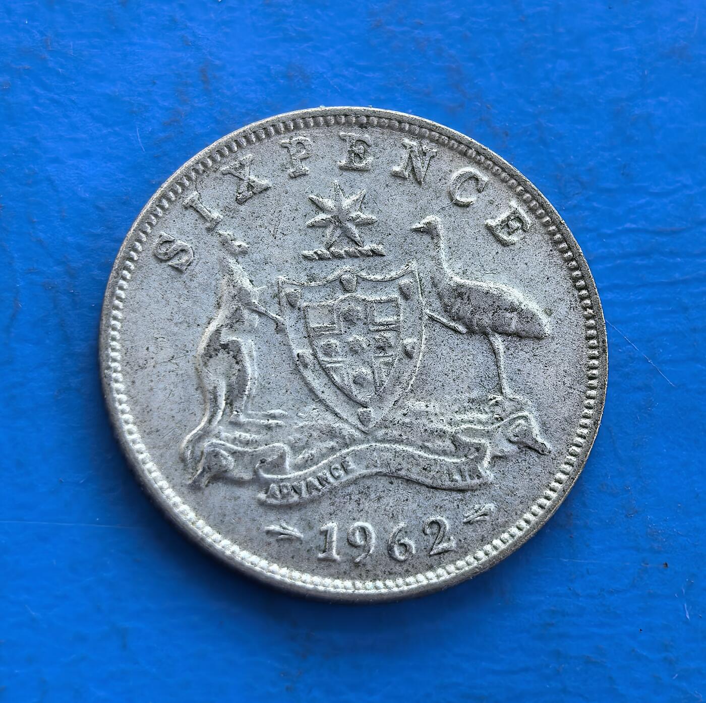 外国优质银币非洲美洲币，周六九点倒数截拍，满百包邮，持续收拍 澳大利亚1962 年 6 便士银币2.8克纯银价25元，正面是国徽（袋鼠、鹤护盾徽）配 “前进” 绶带，背面是伊丽莎白二世头像，澳本土标志性元素 + 女王题材，银质币具地域文化与收藏辨识度。