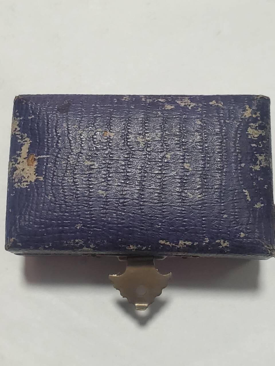 韵星假日拍卖第三十六期 -- Rimey Holidays Auction 36 泰王国拉玛9世初期（颂堪和其后20年）银制首相办公室证章带原盒 颁发给为首相服务的人士 多为高级官员 整体银珐琅 表面标志也为银 后不做生产 高级少见类证章 原盒很难找