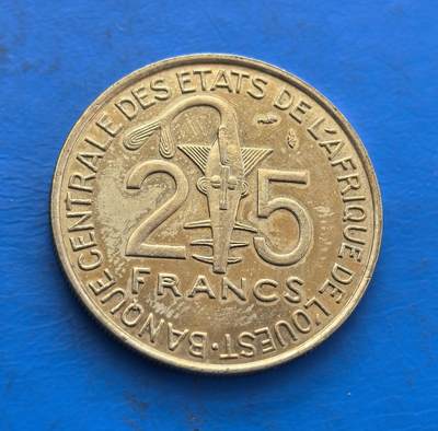 外国优质银币非洲美洲币，周六九点倒数截拍，满百包邮，持续收拍 - 中非国家银行1982 年 25 法郎硬币，正面展非洲传统面具元素，背面绘劳动者形象，风格融合中非文化符号与发展主题，是非洲法郎区特色货币收藏之选。