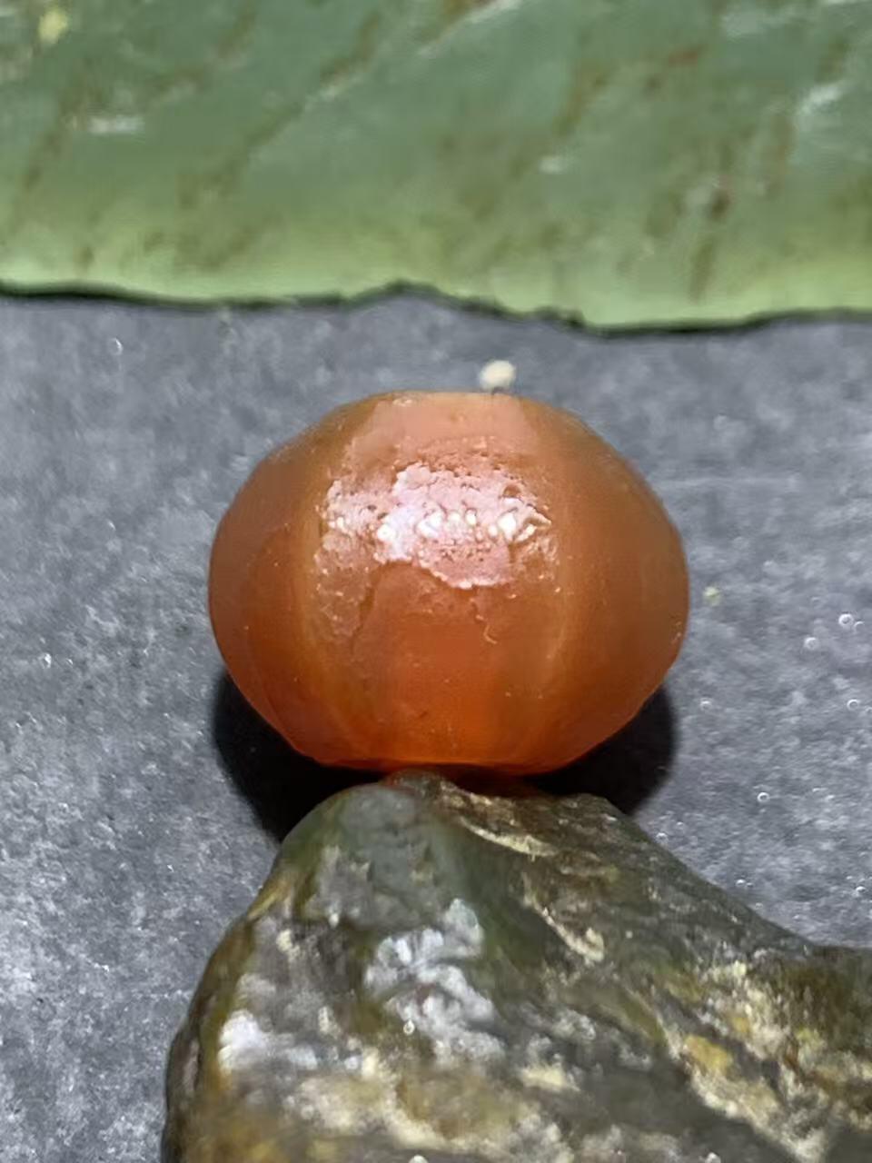 高玉化风化纹酒红玛瑙六棱通货随形南瓜算盘珠一颗，