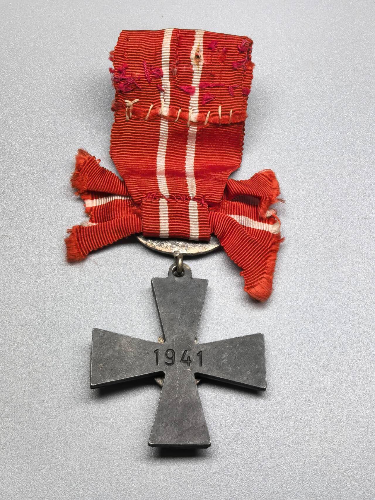 小驴勋章奖章收藏1月10日周六晚六点拍卖（珍爱和平，收藏战争，铭记历史，勿忘国耻，忠党爱国。有偿代拍，送拍规则在简介最后，参拍须阅读规则后再参拍，关系到运费包装发货时效真假辨别等关键信息，拍卖时不再发原图，看大图店主微信码在拍卖店铺介绍里）