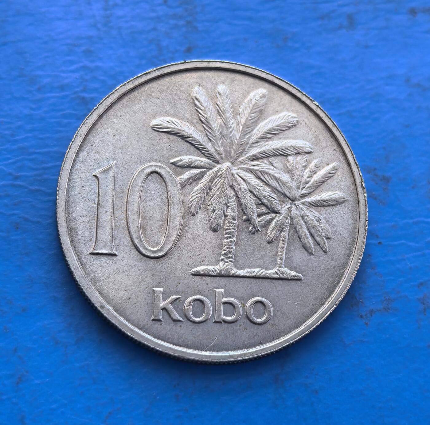 外国优质银币非洲美洲币，周六九点倒数截拍，满百包邮，持续收拍 尼日利亚联邦1973 年 10 科博硬币，正面展国徽（双马护盾 +“团结与信仰” 标语），背面绘棕榈树（尼日利亚经济作物），属该国独立后流通币，风格体现国家标识与农业特色，是西非货币收藏之选。