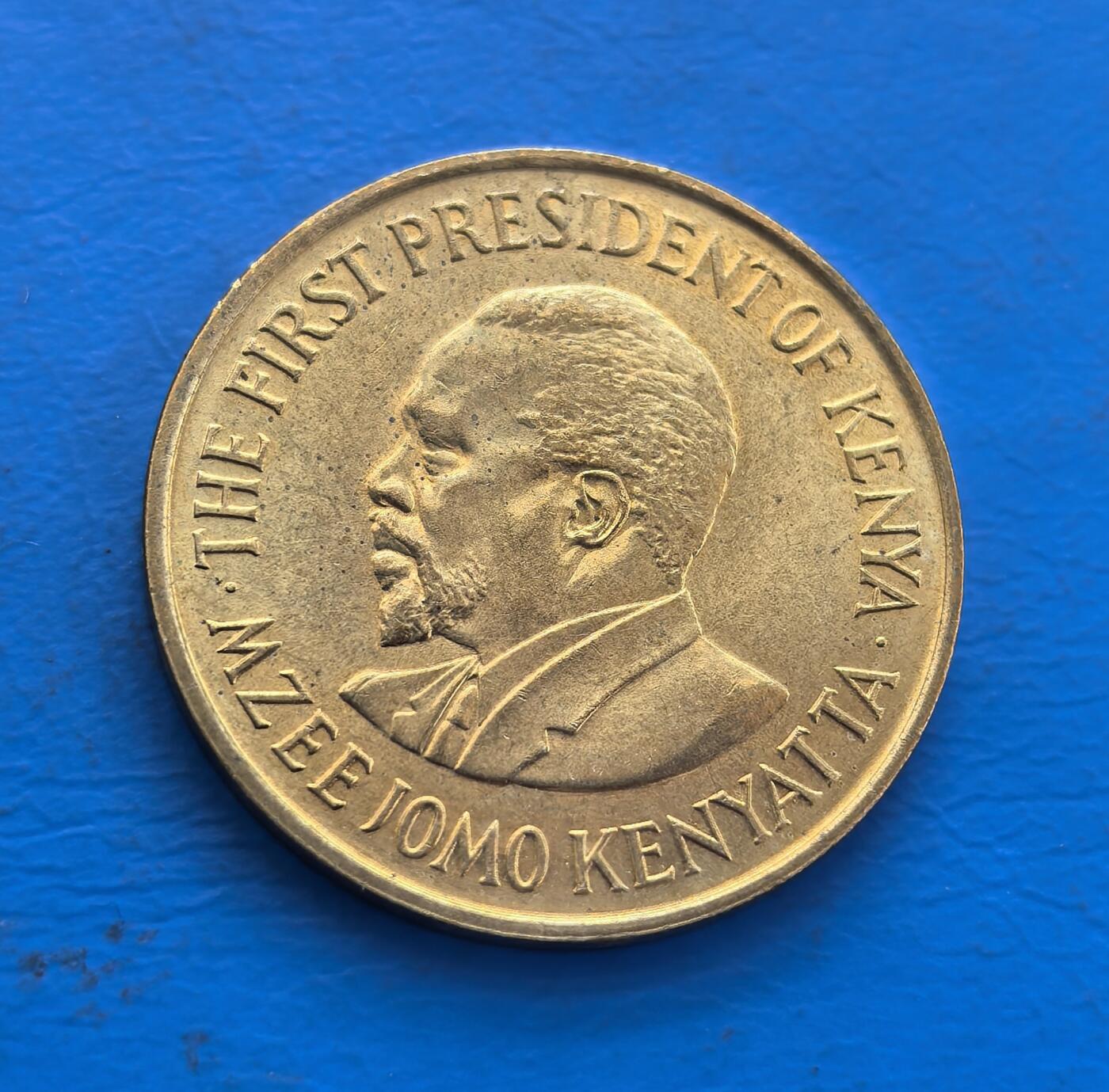 外国优质银币非洲美洲币，周六九点倒数截拍，满百包邮，持续收拍 肯尼亚1975 年 5 分纪念币，正面是首任总统肯雅塔像，背面展国徽（双狮护盾 +“团结” 标语），属肯尼亚独立后纪念币，风格凸显国家领袖与标识，是东非特色货币收藏之选。