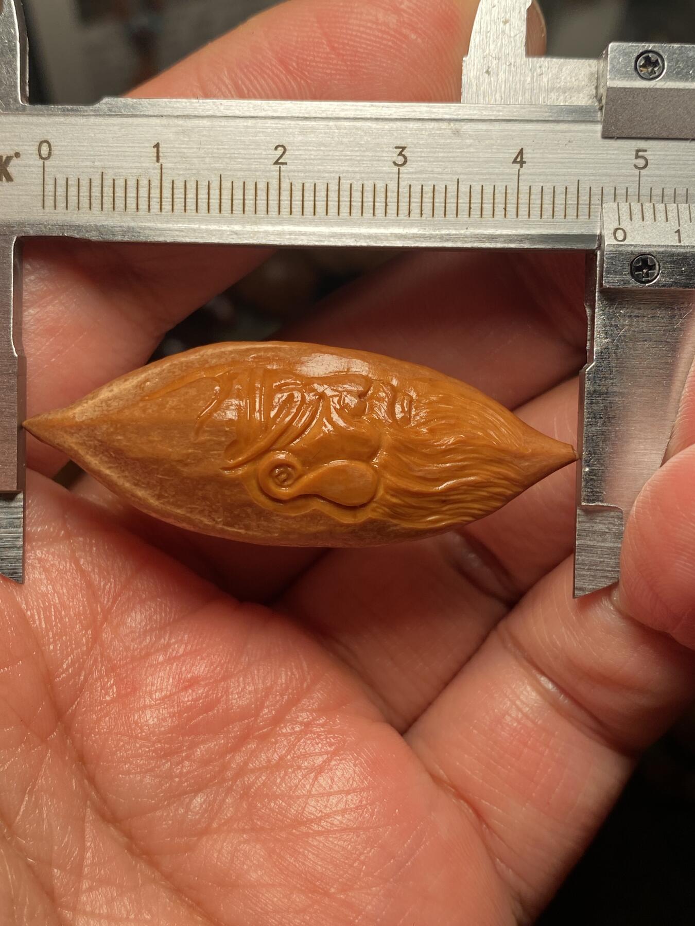 苏工名家王红秋个人作品展示 苏工核雕纯手工雕刻，超长二花关二哥单籽，个性十足，市场无同款，尺寸1。78x4.8喜欢的来