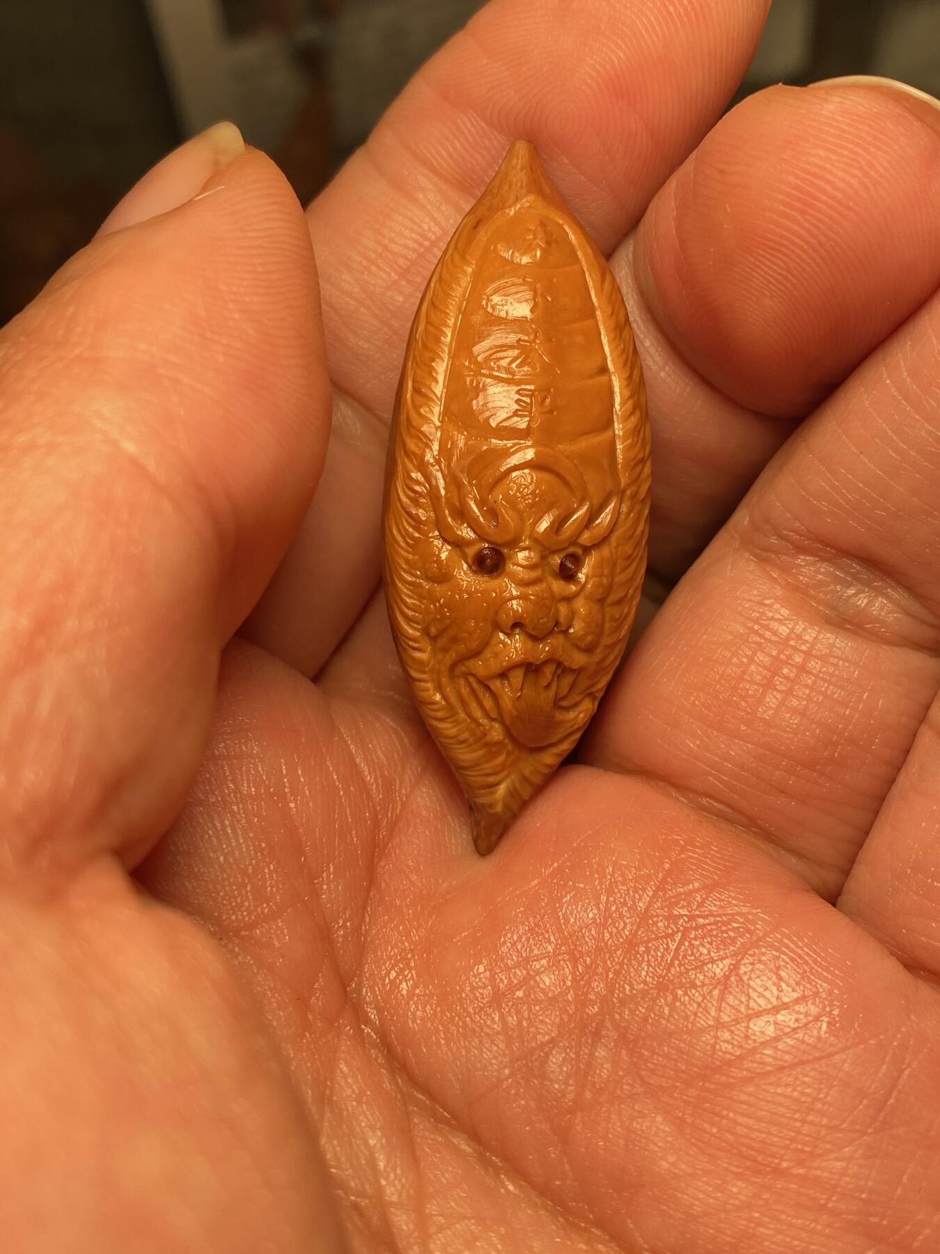 苏工名家王红秋个人作品展示 苏工核雕纯手工雕刻，超长二花黑白无常单籽，个性十足，市场无同款，尺寸1。8x4。8喜欢的来