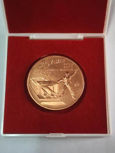 韵星假日拍卖第三十六期 -- Rimey Holidays Auction 36 - 民主德国国家钢材建设25年奖章 带原盒