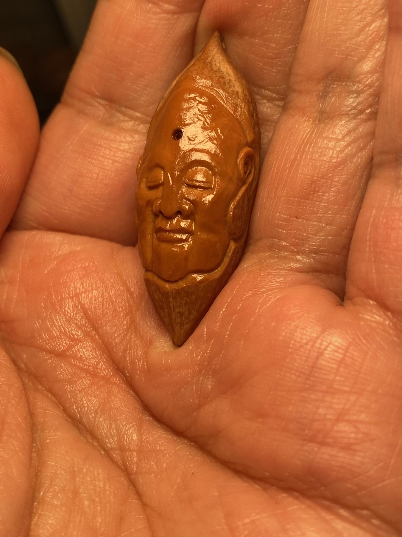 苏工名家王红秋个人作品展示 苏工核雕纯手工雕刻，超长二花静思单籽，个性十足，市场无同款，尺寸1。7x4.75喜欢的来