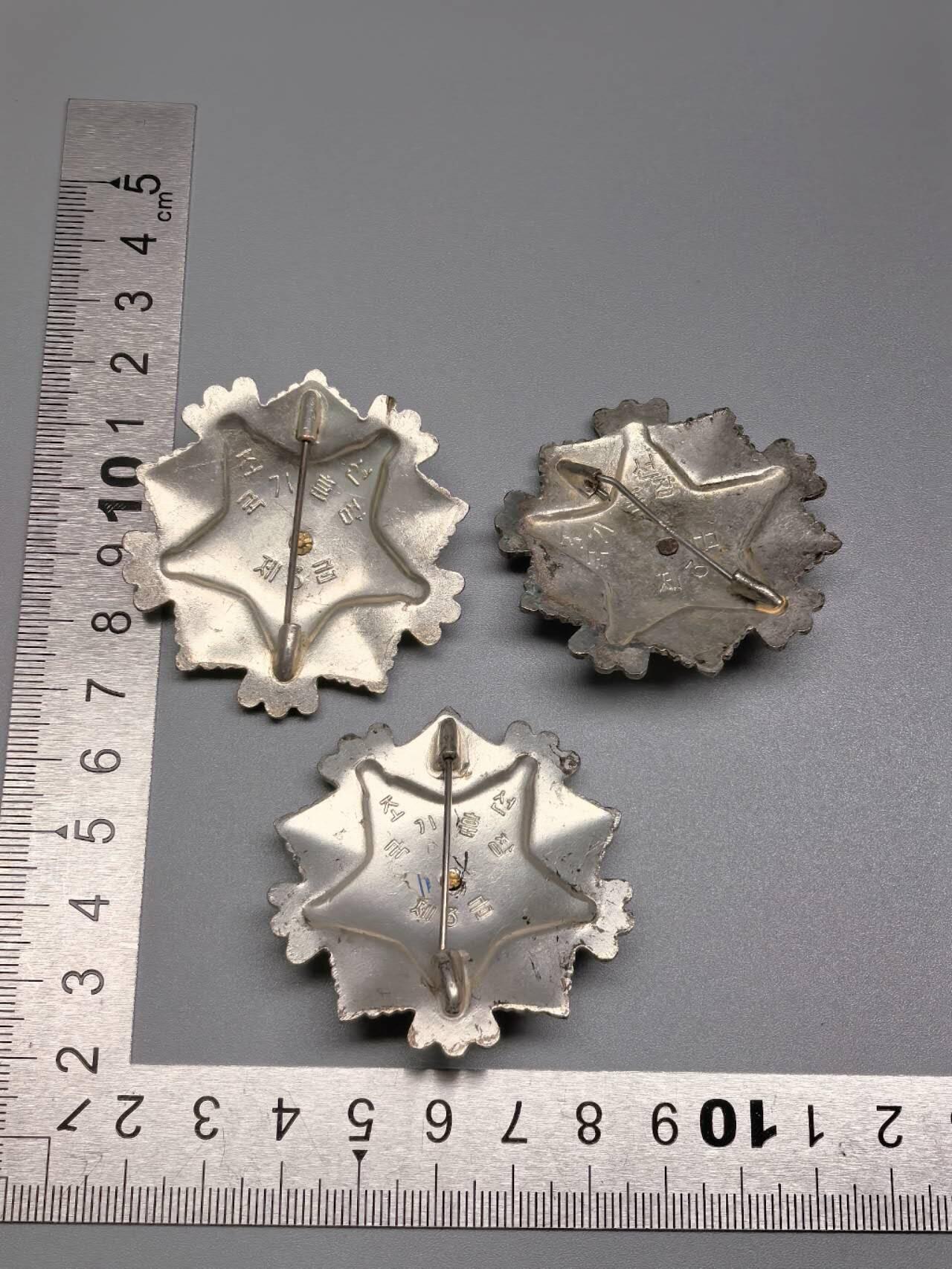 小驴勋章奖章收藏1月10日周六晚六点拍卖（珍爱和平，收藏战争，铭记历史，勿忘国耻，忠党爱国。有偿代拍，送拍规则在简介最后，参拍须阅读规则后再参拍，关系到运费包装发货时效真假辨别等关键信息，拍卖时不再发原图，看大图店主微信码在拍卖店铺介绍里）