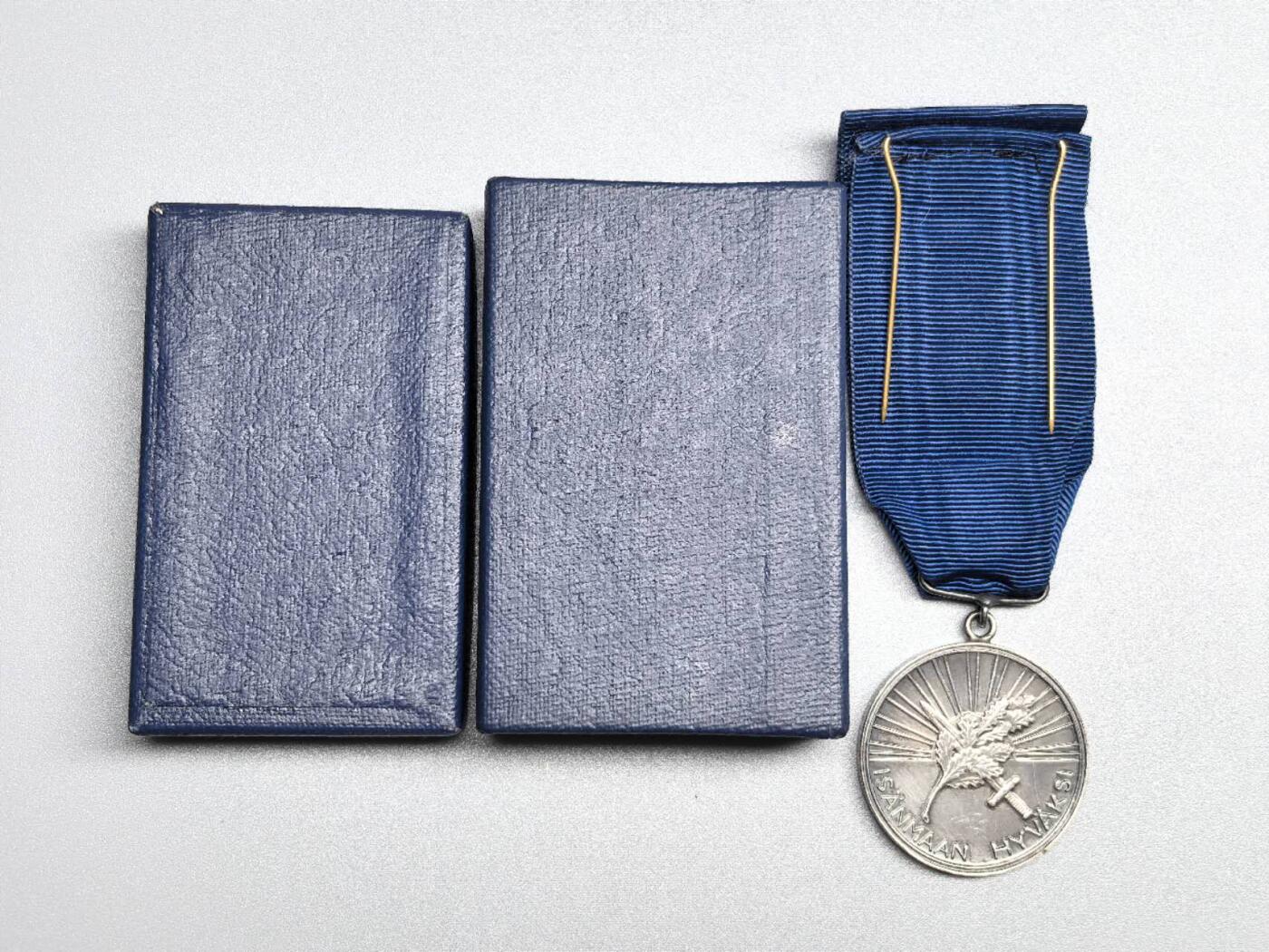 小驴勋章奖章收藏1月10日周六晚六点拍卖（珍爱和平，收藏战争，铭记历史，勿忘国耻，忠党爱国。有偿代拍，送拍规则在简介最后，参拍须阅读规则后再参拍，关系到运费包装发货时效真假辨别等关键信息，拍卖时不再发原图，看大图店主微信码在拍卖店铺介绍里）