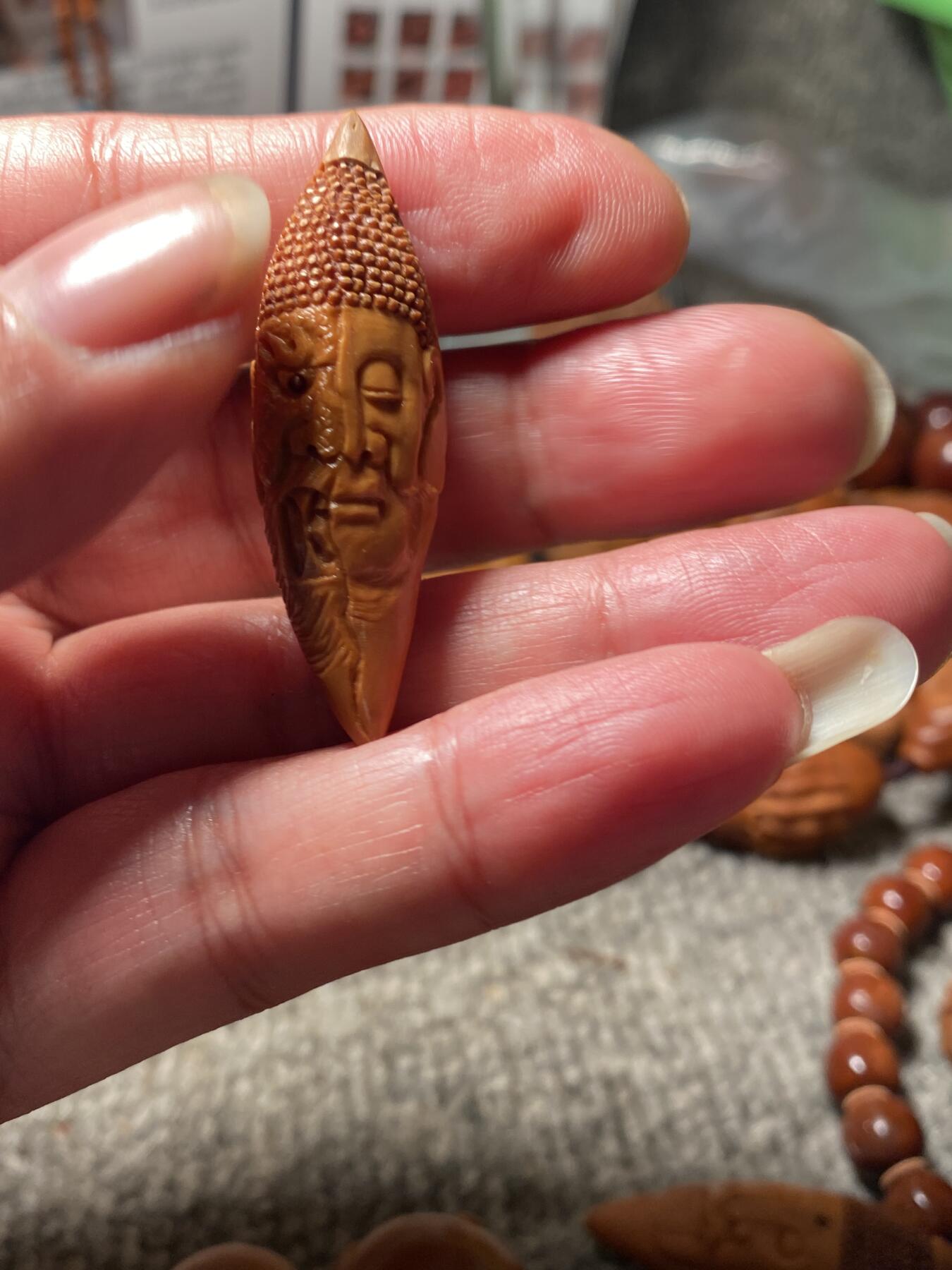 苏工名家王红秋个人作品展示 福利苏工核雕，纯手工雕刻，老苏工柳叶一念之间，个性十足，等待有缘人尺寸1。5x5.0喜欢的来