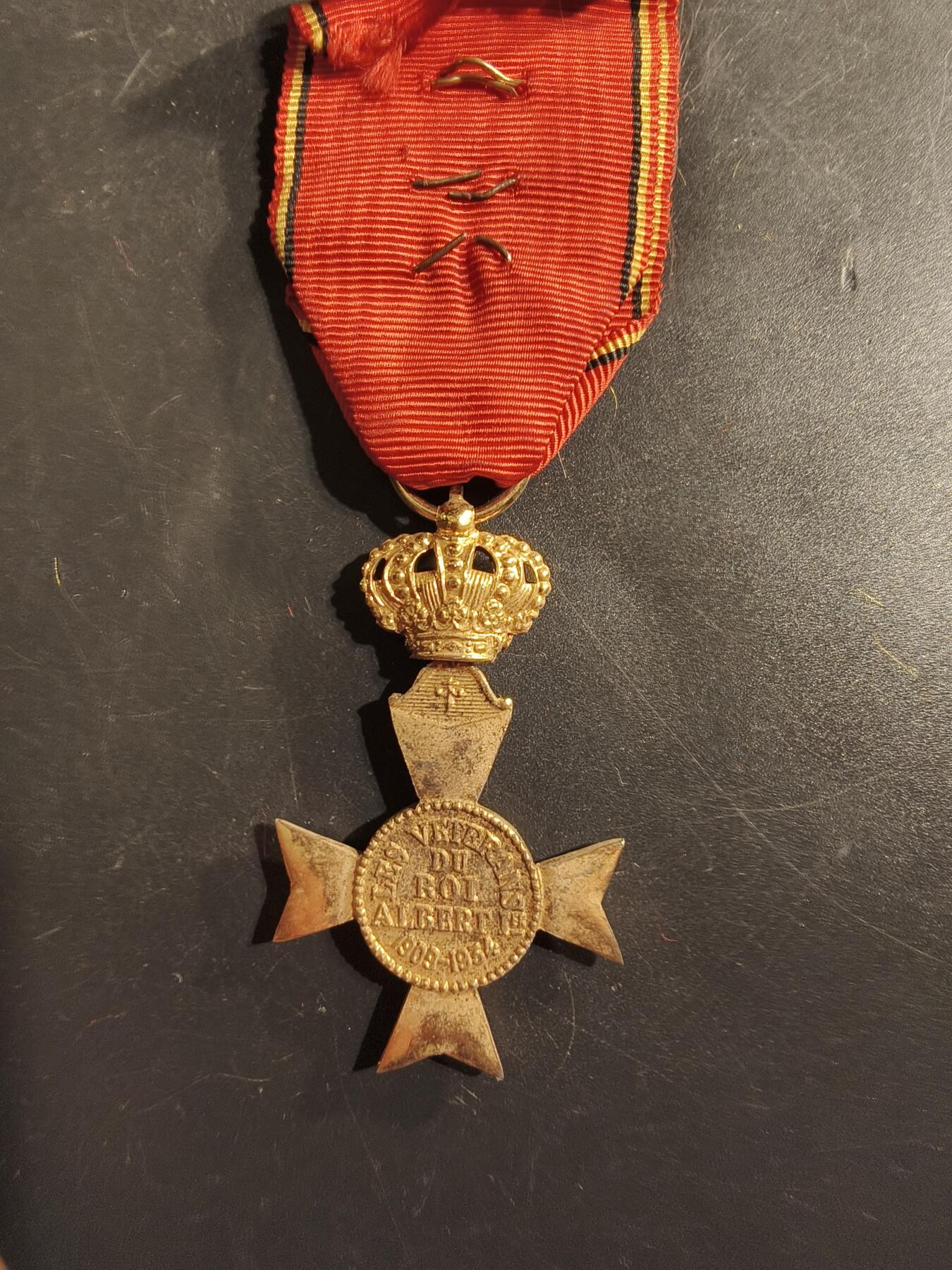 老王徽章第175期 比利时阿尔贝一世一战老兵协会十字奖章      金银铜三棕榈勋饰