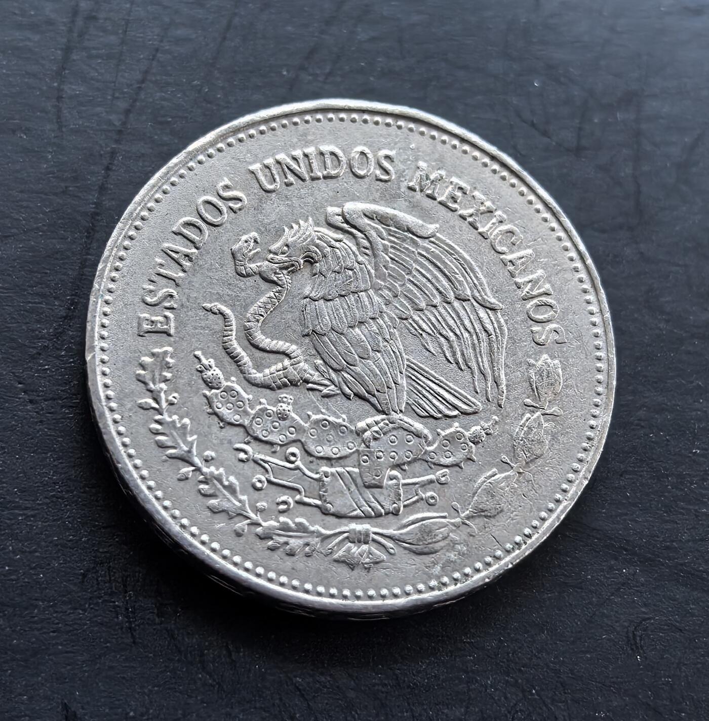 外国优质银币非洲美洲币，周六九点倒数截拍，满百包邮，持续收拍 墨西哥1985 年独立 175 周年 200 比索纪念币，正面展独立英雄群像与纪念柱，背面是墨西哥国徽（鹰蛇仙人掌），题材具历史意义，币面细节饱满，具收藏价值。