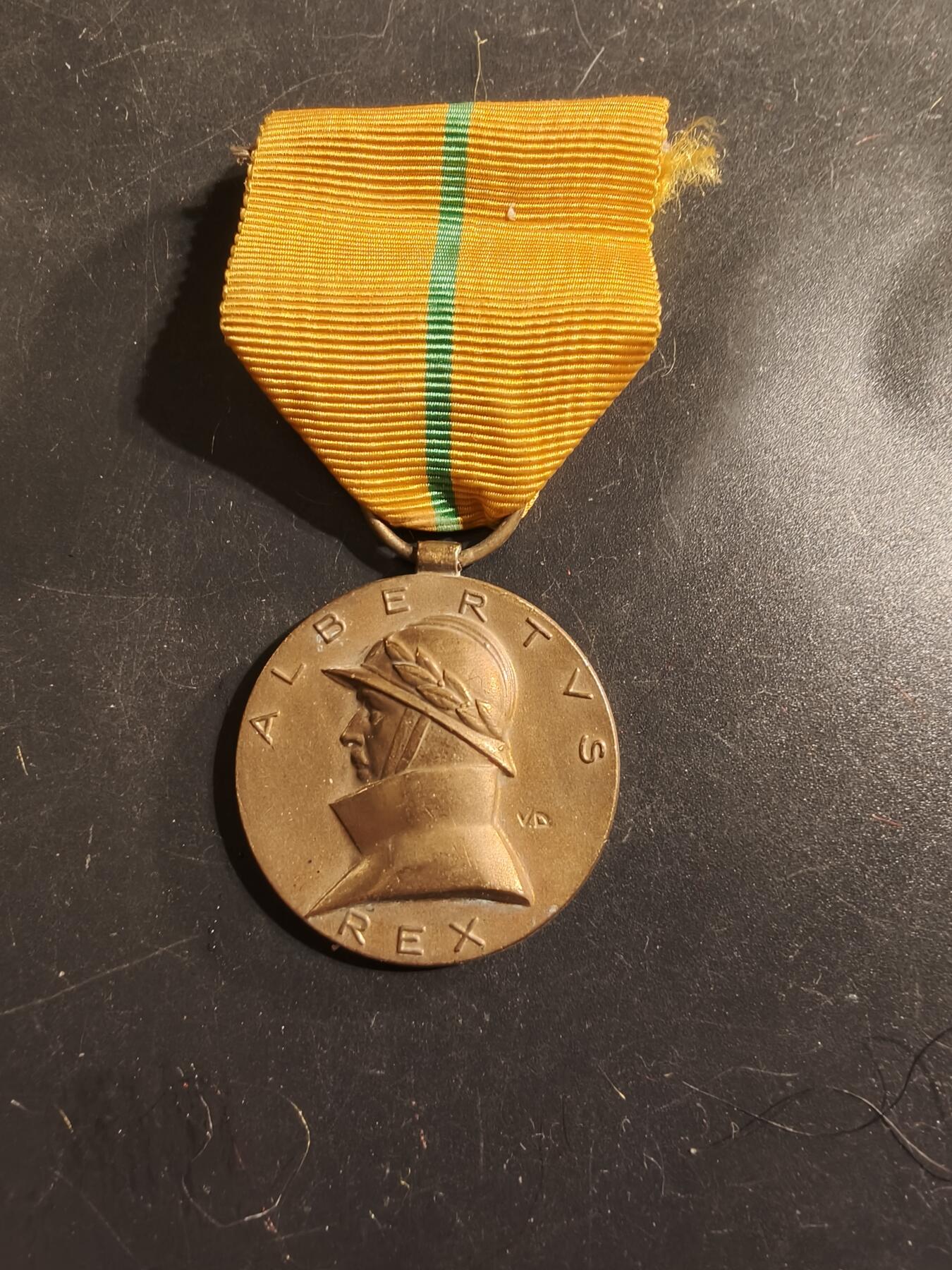 老王徽章第175期 比利时阿尔贝一世国王执政纪念章