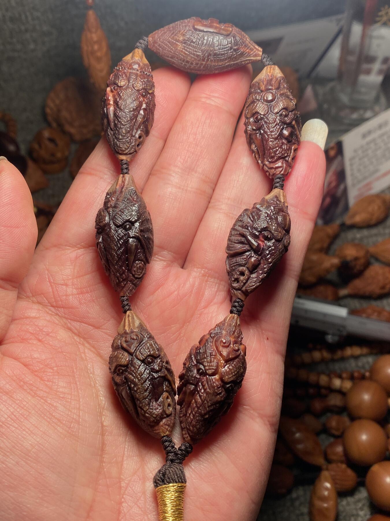 苏工名家王红秋个人作品展示 福利老苏工核雕，纯手工雕刻，紫核老款吉祥如意手串个性十足，等待有缘人，市场无同款，尺寸1。68x3.6喜欢的来呀