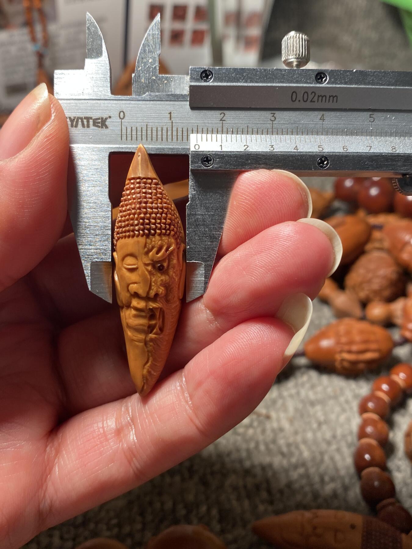 苏工名家王红秋个人作品展示 福利苏工核雕，纯手工雕刻，老苏工柳叶佛魔一念，个性十足，等待有缘人尺寸1。5x5.0喜欢的来