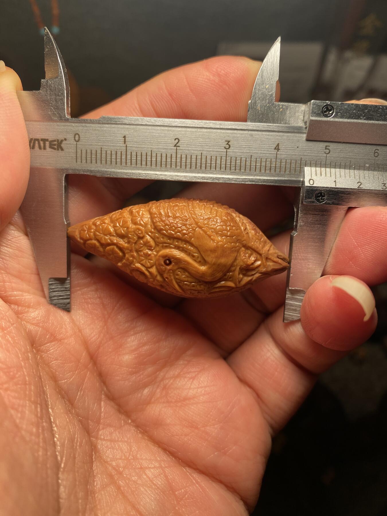 苏工名家王红秋个人作品展示 福利苏工核雕，纯手工雕刻，四花松鹤延年，个性十足，等待有缘人，市场无同款，尺寸2。2x4.7喜欢的来