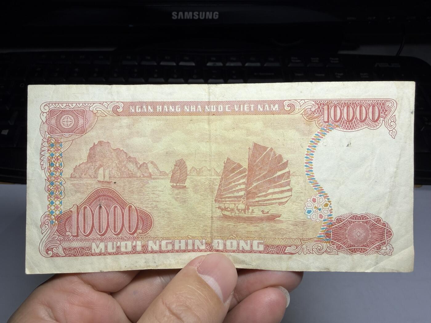 2026年集古藏今外币拍卖第一期-第3场—（总第300拍-纸币专场），本期拍完结算一次，发货时间2-3天，休息几天后继续新的一期拍卖。 1993年越南10000盾