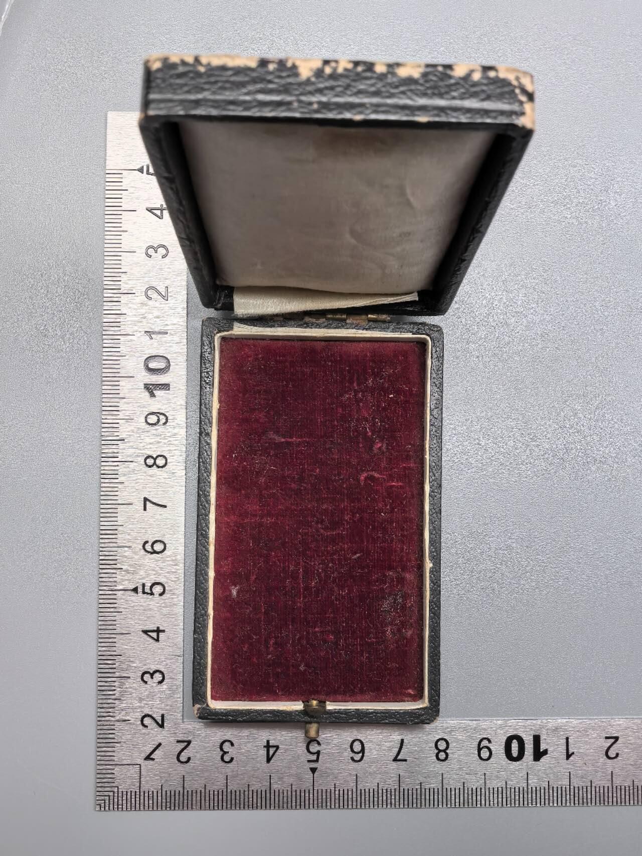 小驴勋章奖章收藏1月10日周六晚六点拍卖（珍爱和平，收藏战争，铭记历史，勿忘国耻，忠党爱国。有偿代拍，送拍规则在简介最后，参拍须阅读规则后再参拍，关系到运费包装发货时效真假辨别等关键信息，拍卖时不再发原图，看大图店主微信码在拍卖店铺介绍里）