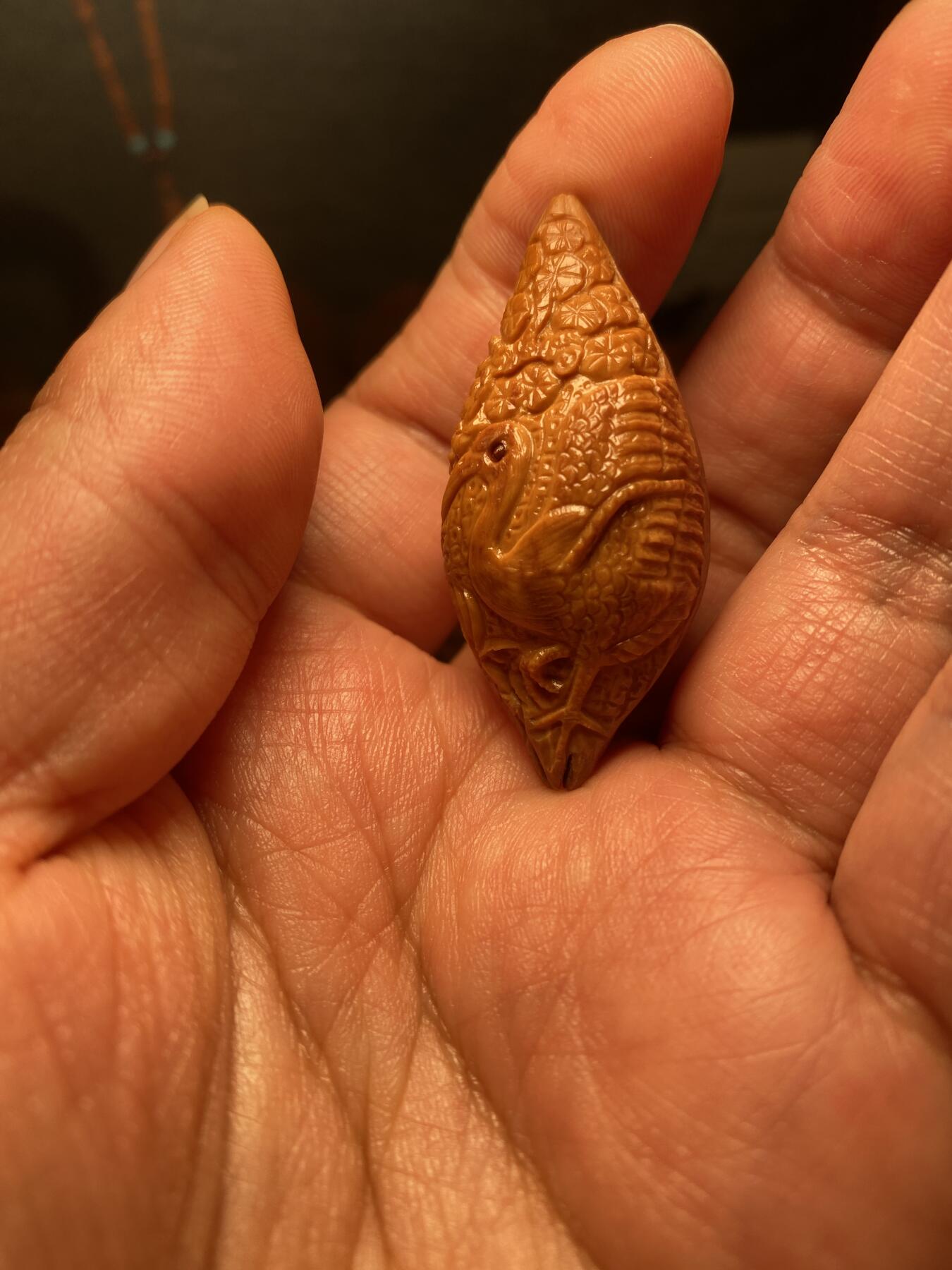 苏工名家王红秋个人作品展示 福利苏工核雕，纯手工雕刻，四花松鹤延年，个性十足，等待有缘人，市场无同款，尺寸2。2x4.7喜欢的来