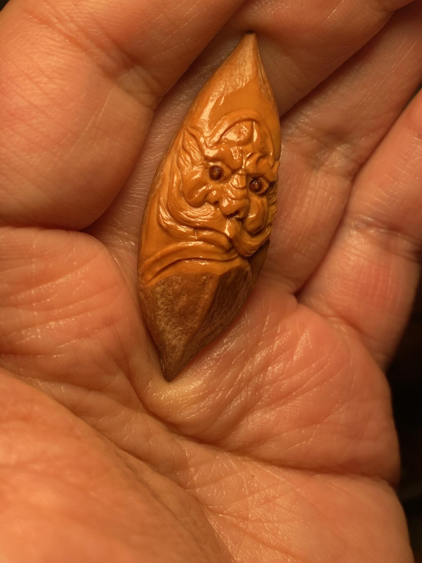 苏工名家王红秋个人作品展示 苏工核雕纯手工雕刻，超长二花钟馗单籽，个性十足，市场无同款，尺寸1。78x4.8喜欢的来