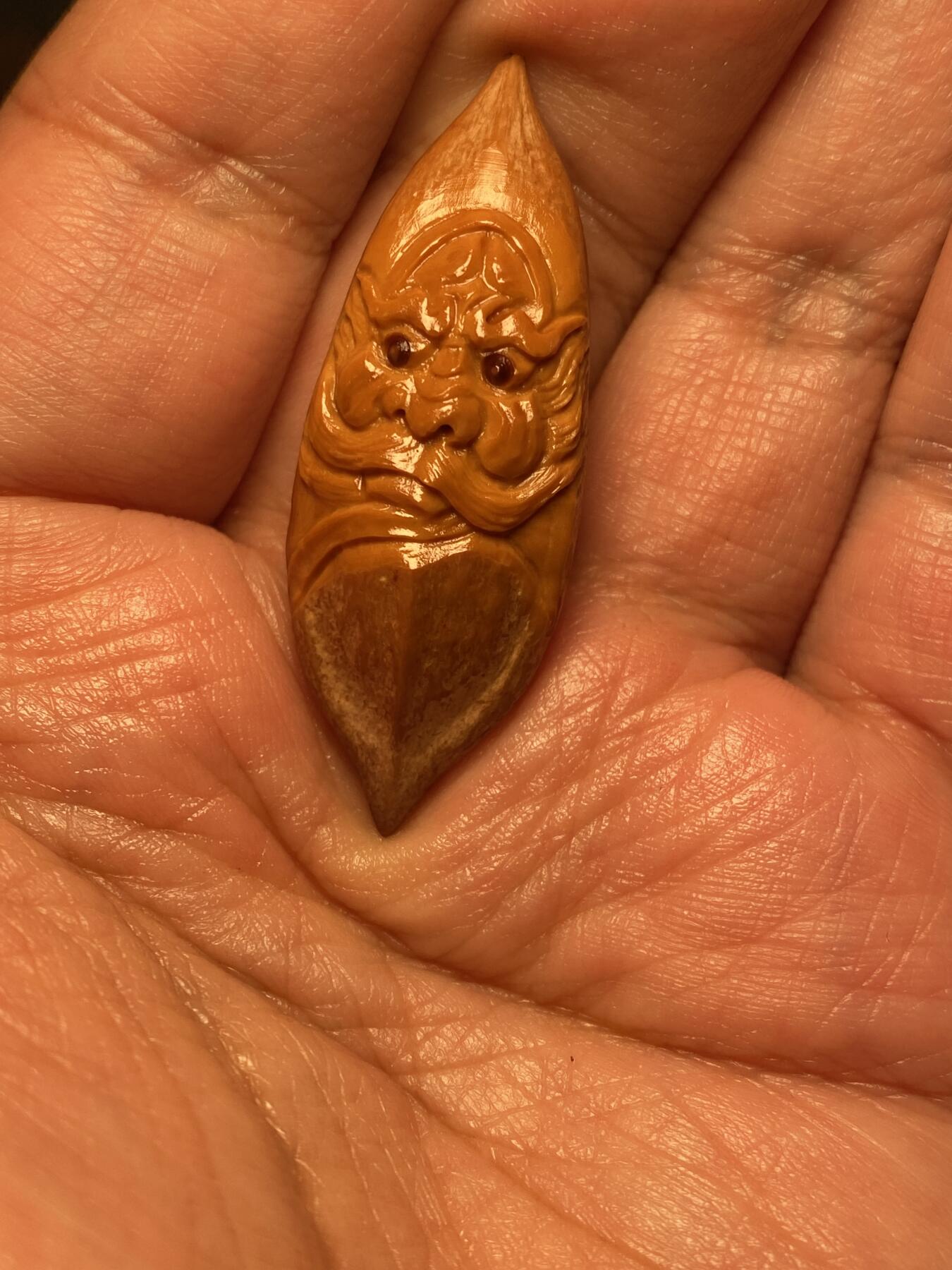 苏工名家王红秋个人作品展示 苏工核雕纯手工雕刻，超长二花钟馗单籽，个性十足，市场无同款，尺寸1。78x4.8喜欢的来