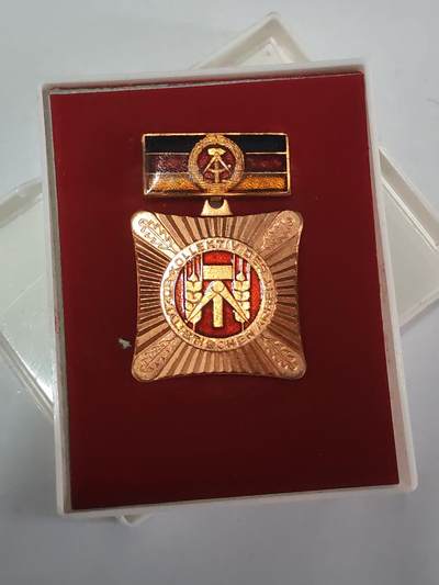 韵星假日拍卖第三十六期 -- Rimey Holidays Auction 36 - 民主德国集体劳动模范奖章带原盒