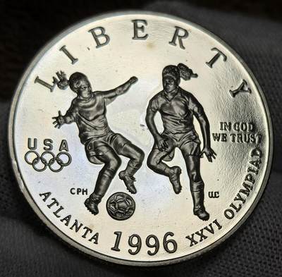 外国优质银币非洲美洲币，周六九点倒数截拍，满百包邮，持续收拍 - 稀少精制币美国1996 年亚特兰大奥运半元，正面绘女足运动员竞技场景，背面展奥运火炬与五环，题材关联百年奥运，精制币细节生动，具体育纪念与收藏价值。