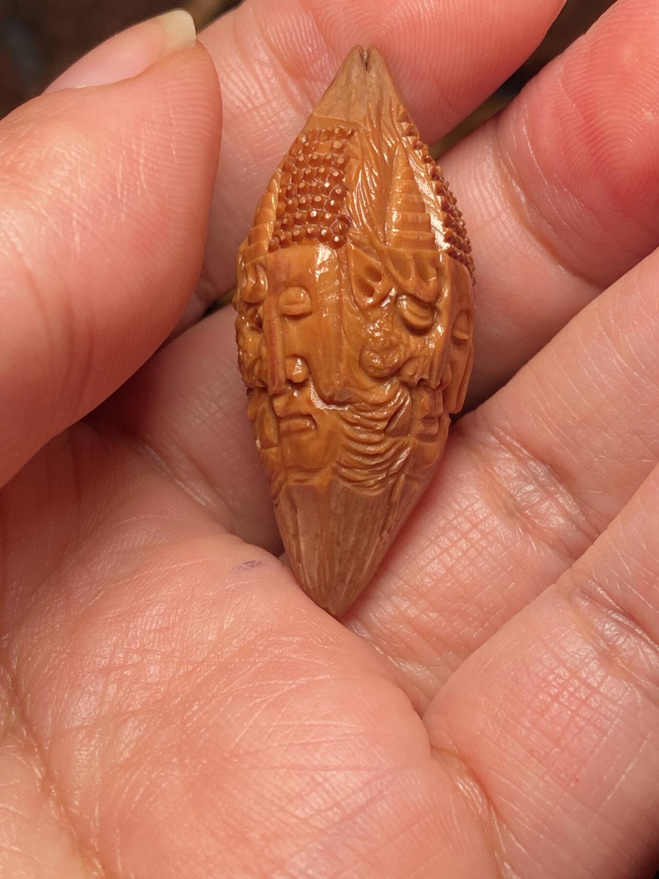 苏工名家王红秋个人作品展示 福利苏工核雕，纯手工雕刻，四花梅林大核佛魔一念四个表情，个性十足，等待有缘人，市场无同款，尺寸2。05x4.55喜欢的来