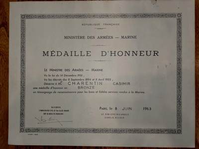 凯旋世界勋赏（第21期冬季大拍）（欢迎送拍）（对拍品有疑问请询问客服，不接受到手刀，出价默认拍品品相。请认真阅读拍卖规则！出价默认已认可！）（收到货请录制开箱视频，无视频概不处理问题。） - 1963年法国武装部队部（海军）颁发的海军铜质荣誉奖章证书，是表彰海军人员长期忠诚服务的军事荣誉凭证