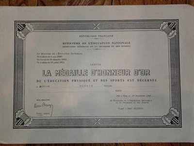 凯旋世界勋赏（第21期冬季大拍）（欢迎送拍）（对拍品有疑问请询问客服，不接受到手刀，出价默认拍品品相。请认真阅读拍卖规则！出价默认已认可！）（收到货请录制开箱视频，无视频概不处理问题。） - 1957年法国国民教育、青年与体育部颁发的体育与体能教育金质荣誉奖章证书，是法国体育领域的最高级别国家级表彰凭证之一