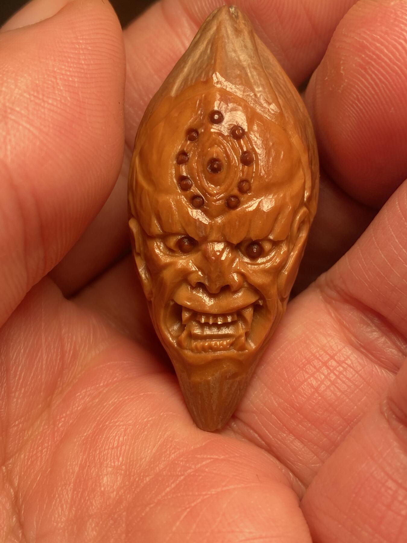 苏工名家王红秋个人作品展示 苏工核雕纯手工雕刻，老苏工恶僧，四花梅林大核，个性十足，市场无同款，尺寸2。18x4.7喜欢的来