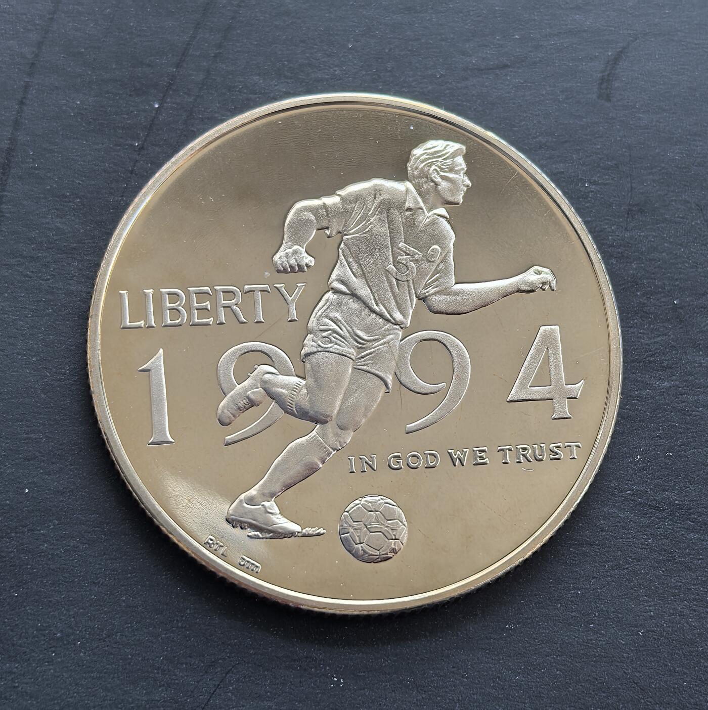 外国优质银币非洲美洲币，周六九点倒数截拍，满百包邮，持续收拍 美国1994 年世界杯精制半元纪念币，正面绘足球运动员身姿，背面标 “USA94” 赛事标识，题材关联顶级体育赛事，精制币工艺细腻，具体育纪念与收藏价值。