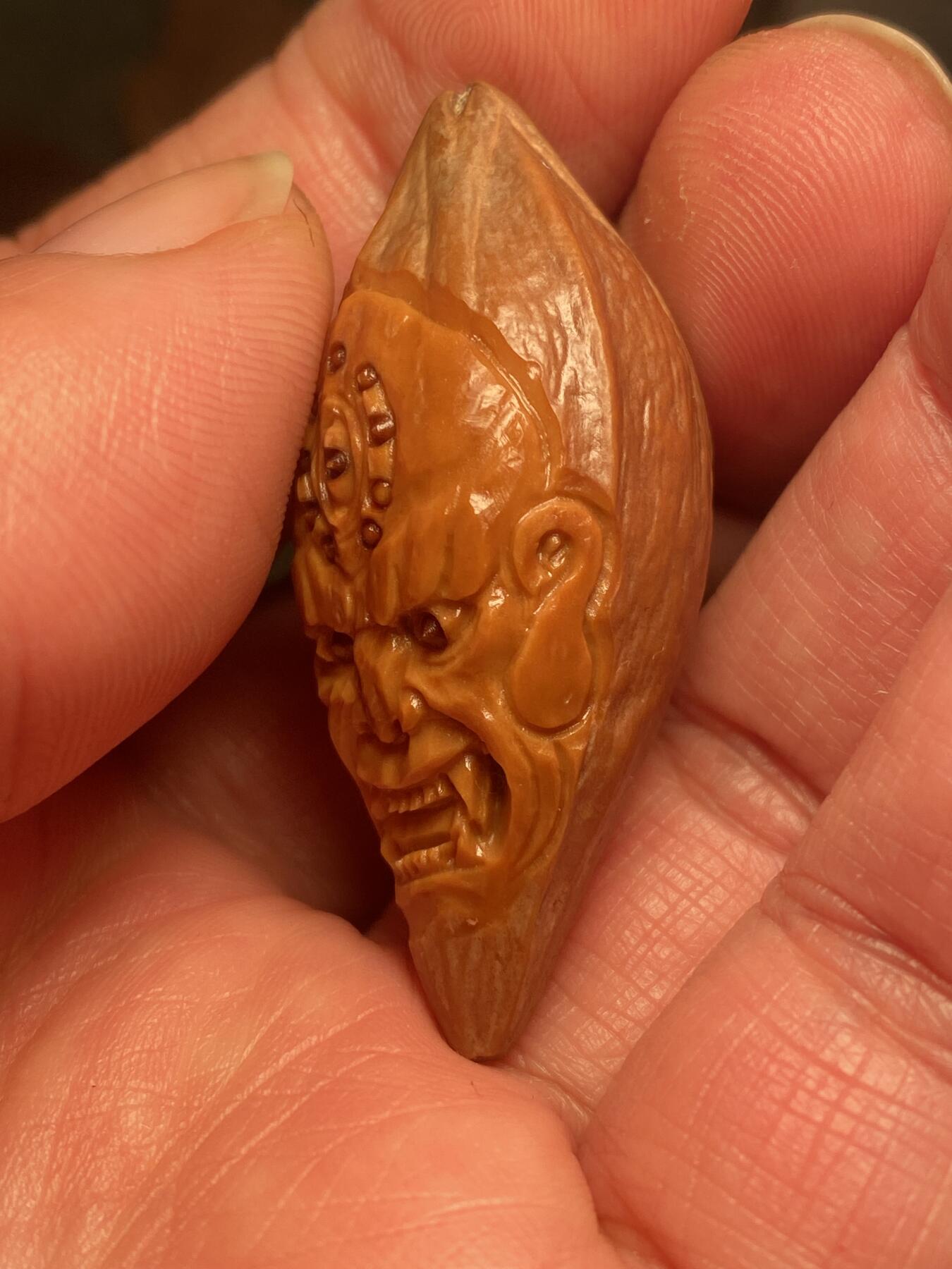 苏工名家王红秋个人作品展示 苏工核雕纯手工雕刻，老苏工恶僧，四花梅林大核，个性十足，市场无同款，尺寸2。18x4.7喜欢的来