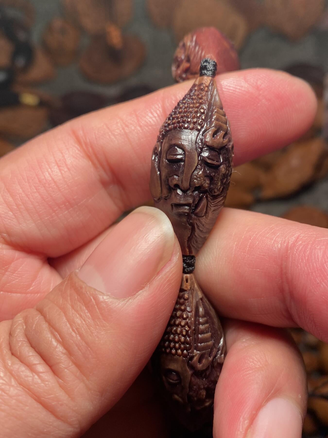 苏工名家王红秋个人作品展示 福利老苏工核雕，纯手工雕刻，紫核老款一念之间手串个性十足，等待有缘人，市场无同款，尺寸1。55x3。3喜欢的来呀