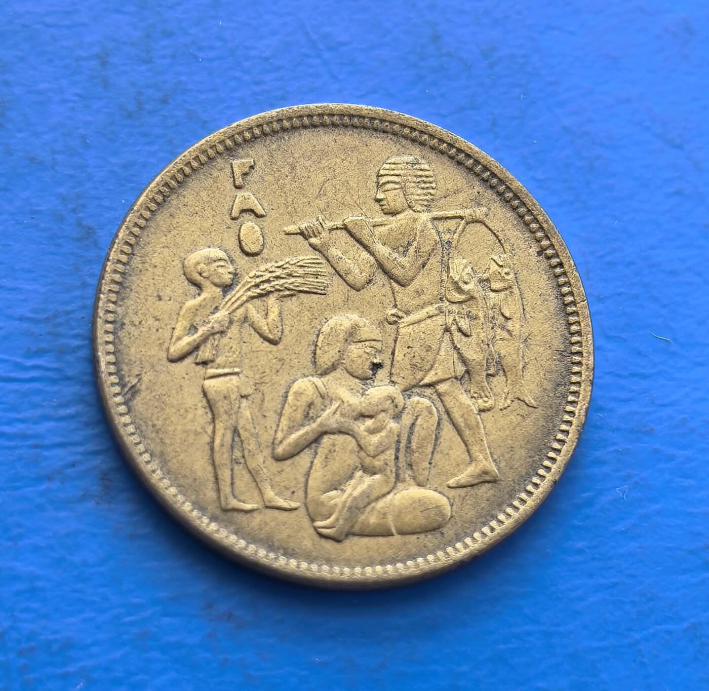 外国优质银币非洲美洲币，周六九点倒数截拍，满百包邮，持续收拍 埃及1970 年 10米利姆币，正面绘古埃及生活场景，背面饰阿拉伯书法与国徽元素，铜质币融古文明符号与本土文化，兼具历史质感与地域收藏价值。