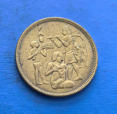 外国优质银币非洲美洲币，周六九点倒数截拍，满百包邮，持续收拍 - 埃及1970 年 10米利姆币，正面绘古埃及生活场景，背面饰阿拉伯书法与国徽元素，铜质币融古文明符号与本土文化，兼具历史质感与地域收藏价值。