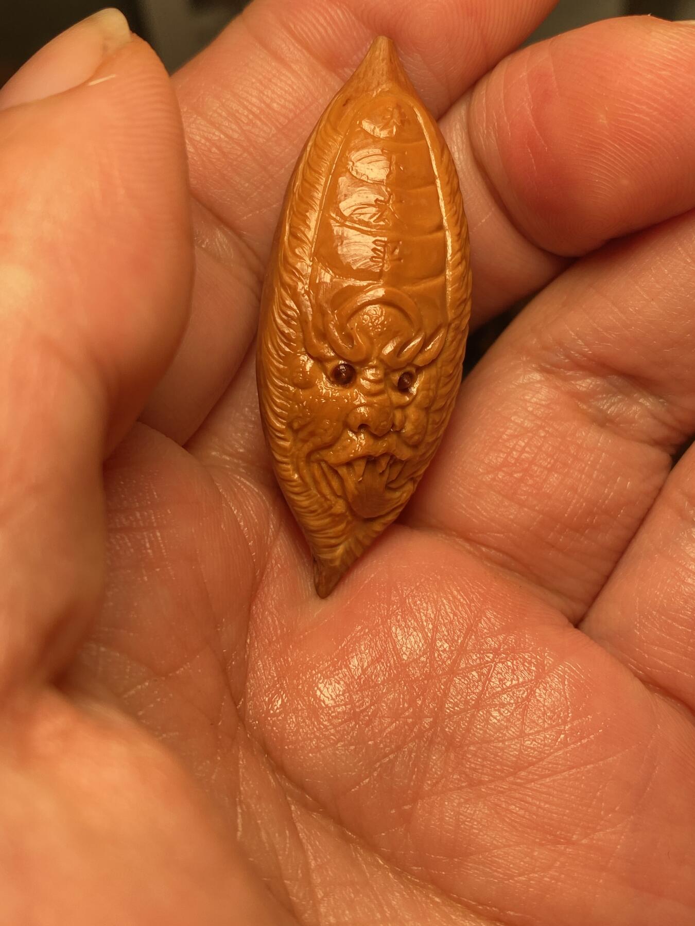 苏工名家王红秋个人作品展示 苏工核雕纯手工雕刻，超长二花黑白无常单籽，个性十足，市场无同款，尺寸1。8x4。8喜欢的来