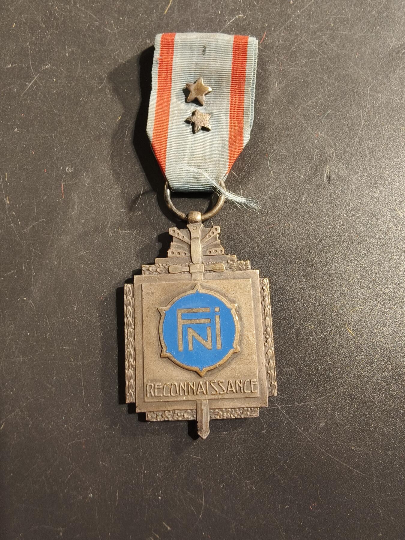 老王徽章第175期 比利时一战二战战伤纪念章     双星勋饰   多次负伤    银级