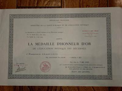 凯旋世界勋赏（第21期冬季大拍）（欢迎送拍）（对拍品有疑问请询问客服，不接受到手刀，出价默认拍品品相。请认真阅读拍卖规则！出价默认已认可！）（收到货请录制开箱视频，无视频概不处理问题。） - 1937年法国公共卫生与体能教育部颁发的体能教育金质荣誉奖章证书，是法国体能教育领域的高级别国家级表彰凭证