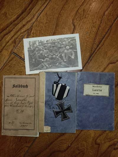 凯旋世界勋赏（第21期冬季大拍）（欢迎送拍）（对拍品有疑问请询问客服，不接受到手刀，出价默认拍品品相。请认真阅读拍卖规则！出价默认已认可！）（收到货请录制开箱视频，无视频概不处理问题。） - 一战 帝德 普鲁士王国 二级铁十字勋章 以及 全套一线士兵证件和履历 小全套  包含“KO” 柏林厂标 二级铁十字，服役证，士兵证，军事通行证，以及一张得主和他连队战友的一张合照明信片  得主为古斯塔夫·埃米尔·劳贝 详细履历在简介