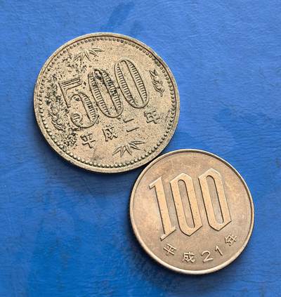 外国优质银币非洲美洲币，周六九点倒数截拍，满百包邮，持续收拍 - 日本平成时期的 500、100 日元硬币，前者饰桐花纹（皇室象征），后者展八重樱纹，承载平成时代货币文化，兼具日本传统纹饰与年号标识的收藏价值。