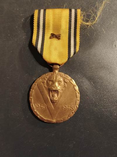 老王徽章第175期 - 比利时二战纪念章     双剑勋饰