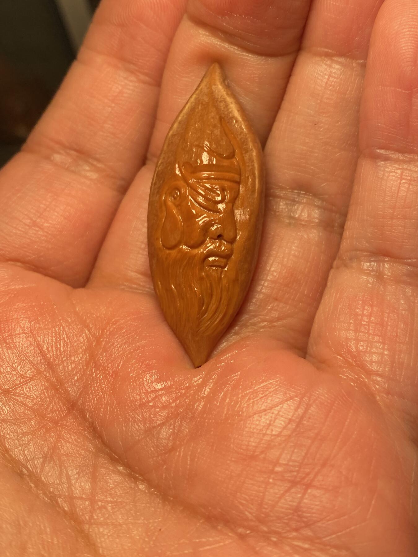 苏工名家王红秋个人作品展示 苏工核雕纯手工雕刻，超长二花关二哥单籽，个性十足，市场无同款，尺寸1。78x4.8喜欢的来