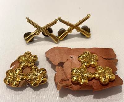 韵星假日拍卖第三十六期 -- Rimey Holidays Auction 36 - 国军陆军步兵上校领花与梅花肩章一组